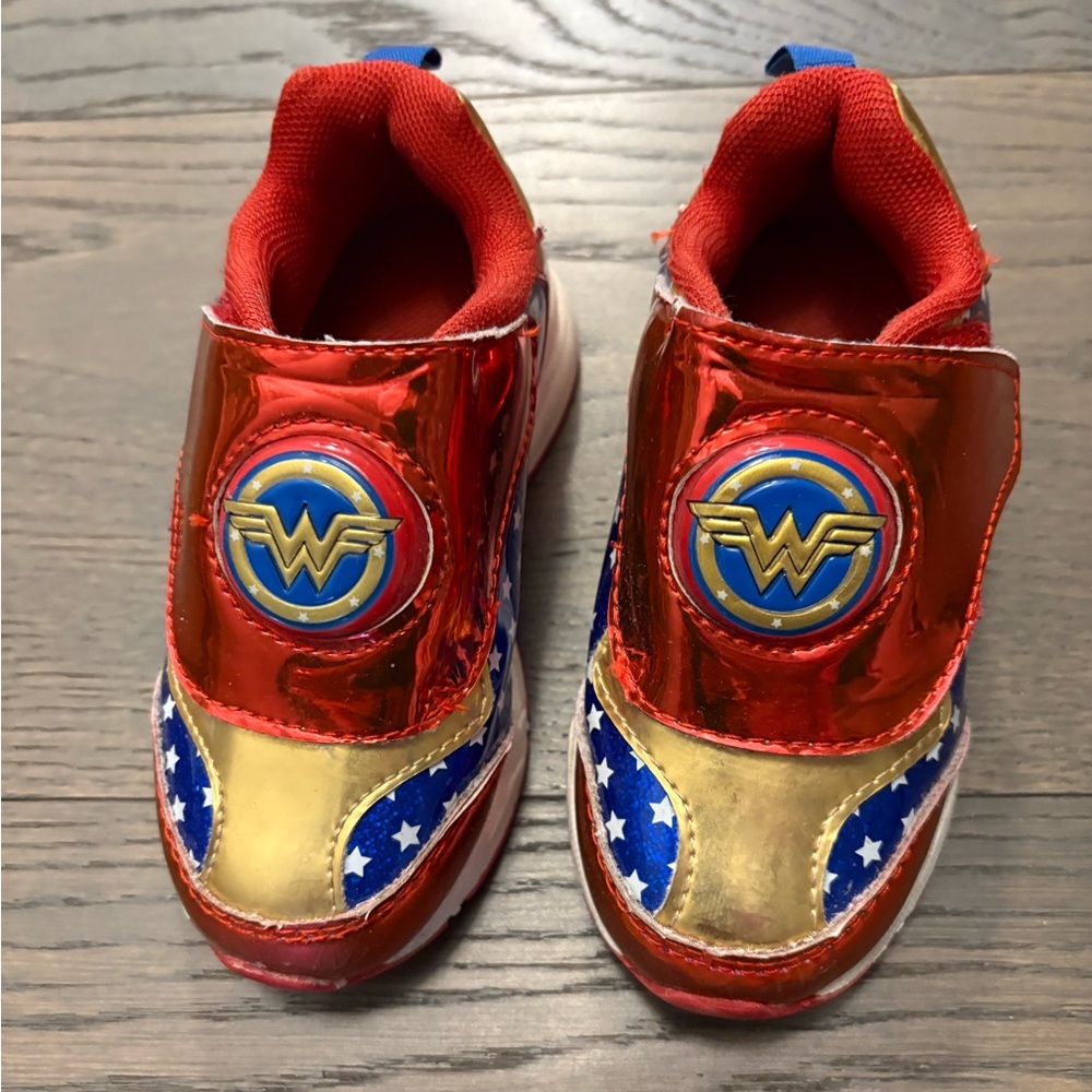Wonder Woman girls light up shoes sz 8T EUC retail $110